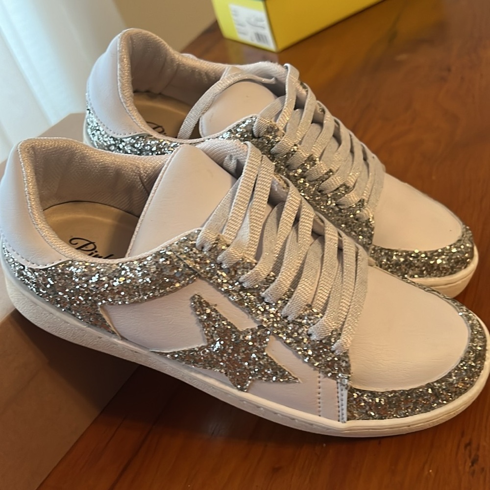 NWT PINK LILY SILVER STAR2 SNEAKERS